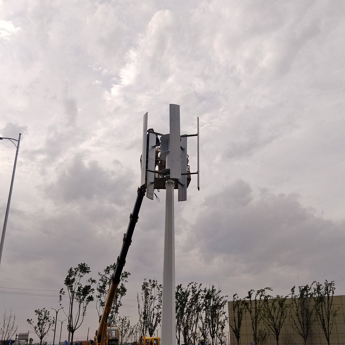 Installer on an elevated work platform finishing the H1000 at the top of its mast