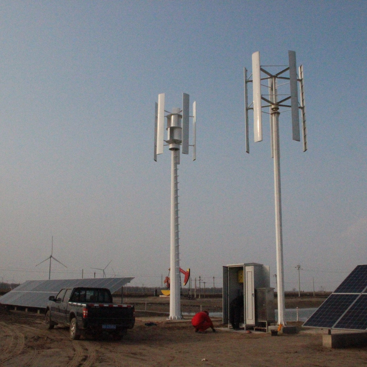 H2000 with its centre assist wheel (left) beside a different turbine model, a solar array and a site vehicle