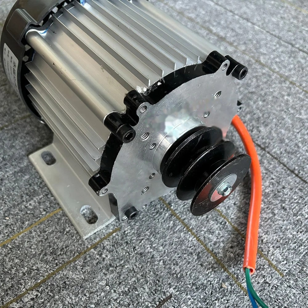 Close view of the twin-groove belt pulley on the generator shaft, with the slotted foot base below