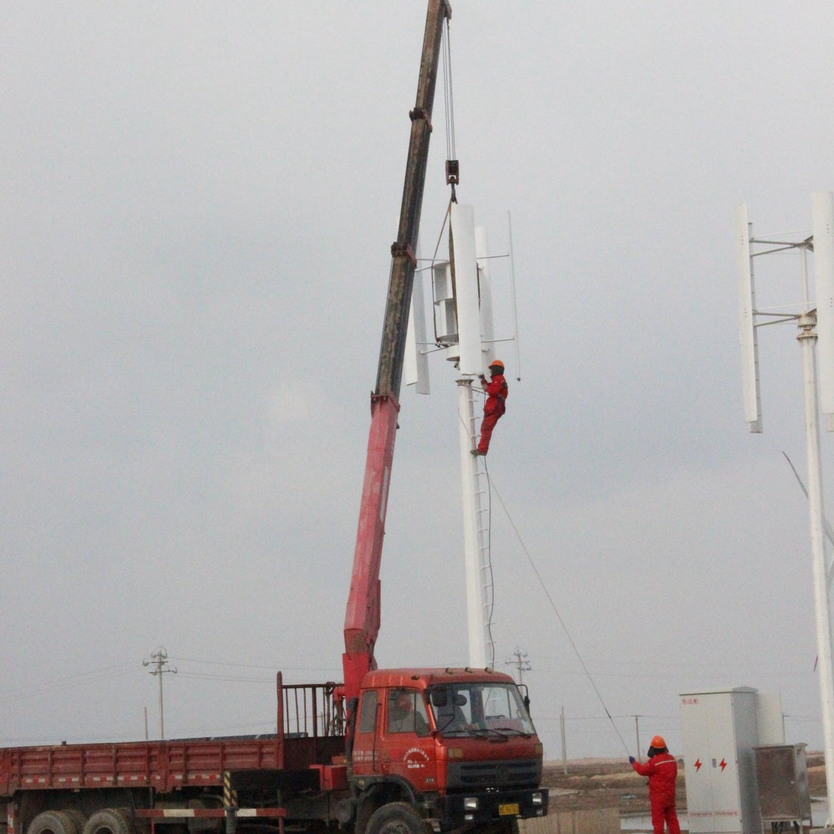 Crane truck lifting an H2000 rotor onto its mast