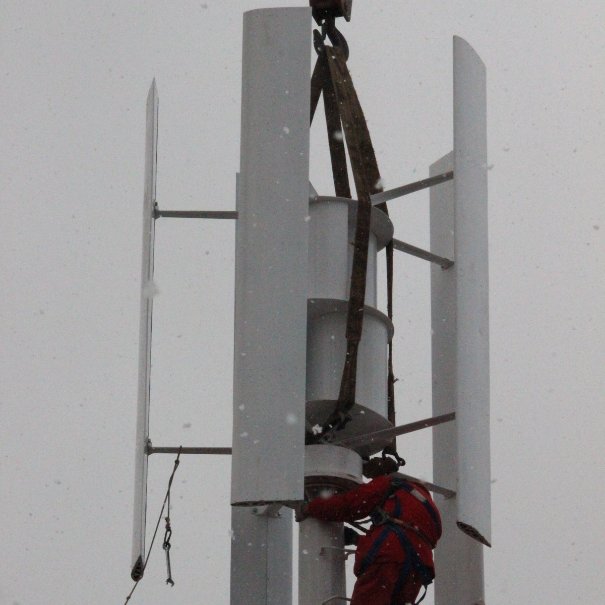 Technician in a safety harness working at the H2000 rotor, showing the size of the blades